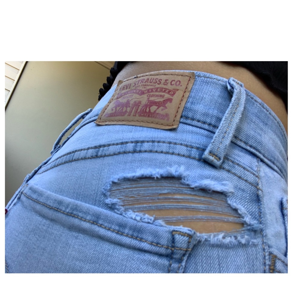 🌟Light blue Levi’s 710 skinny jeans. 
SIZE 27